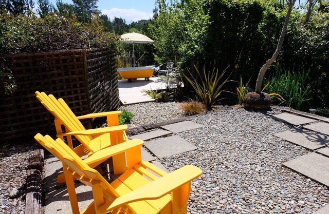 Corru Gate: Arty Childfriendly Cottage. 7acre Mapua
