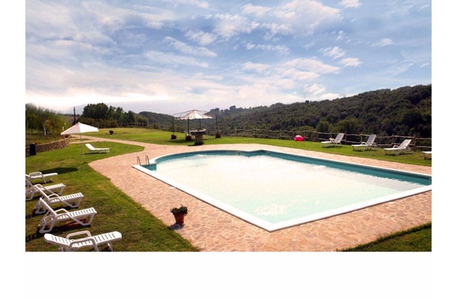 Afuera de la casa CORTE 1 en casa rural con piscina en Orvieto