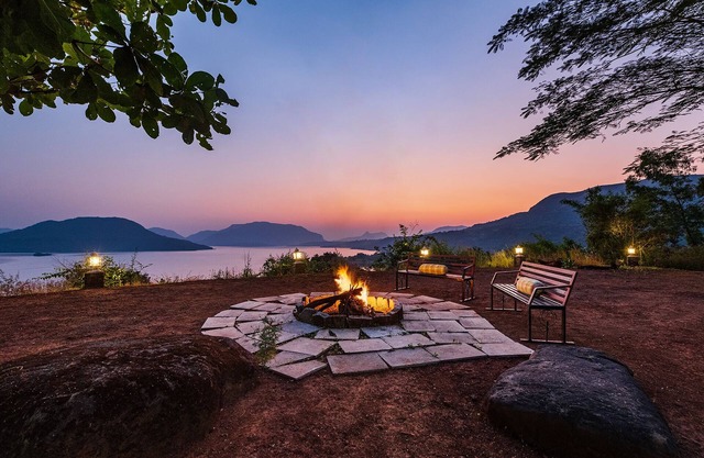 CosmicStays Kokiraj Lakehouse - Waterfront Retreat