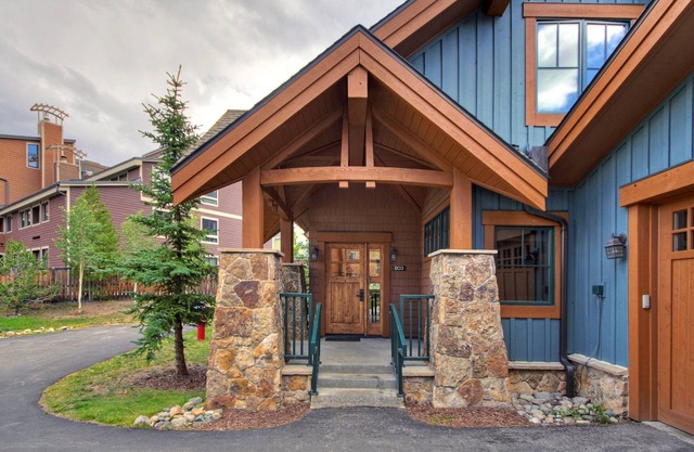 Cosmopolitan Decor + Spacious 3br In Downtown Breck Sleeps 8 3 Bedroom Townhouse by RedAwning