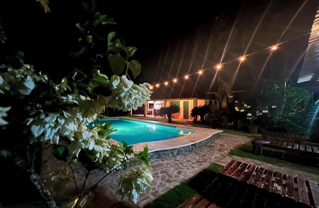 ¡Experimente la vida en Costa Rica! Hermosa casa frente al mar con piscina!