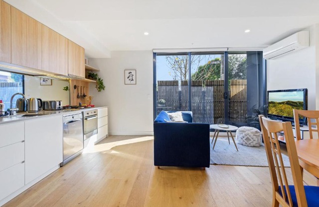 Cosy 1-Bed with Private Balcony By Showgrounds