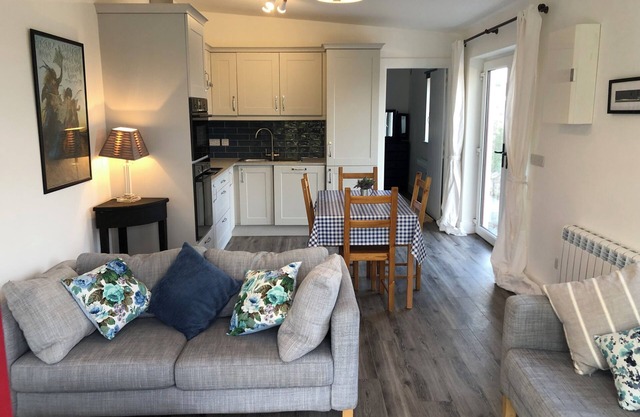 Cosy 1 Bedroom Cottage near beach and Aran Islands. Connemara Wild Atlantic Way.