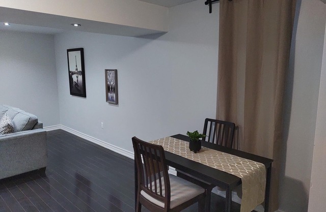 Cosy 1 bedroom basement apartment with separate entrance