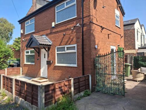 Cosy 2-Bed House in Manchester