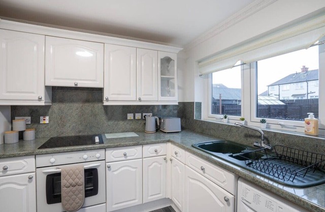 Cosy 2-Bed Retreat - Free Parking