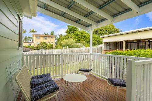 Cosy 2-Bed with Private Deck 400m From Beach