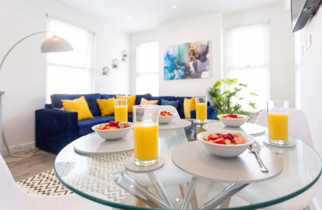 Cosy 2-Bedroom Beachside Apartment + Free Parking