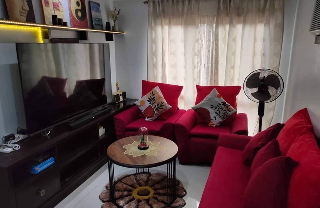 Cosy 2 Bedroom Condo near Manila NAIA Airport. With Pool. Avida Towers Sucat. 4R