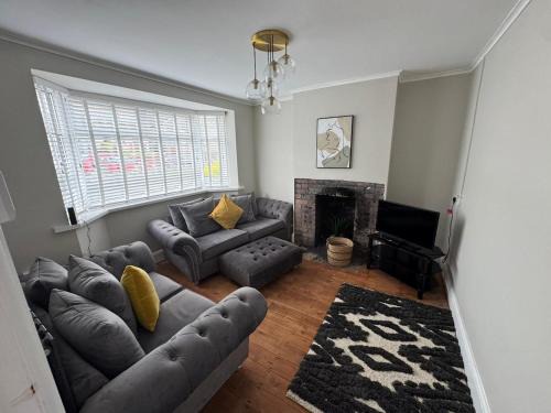 Cosy 2 Bedroom Home with Parking near City Centre