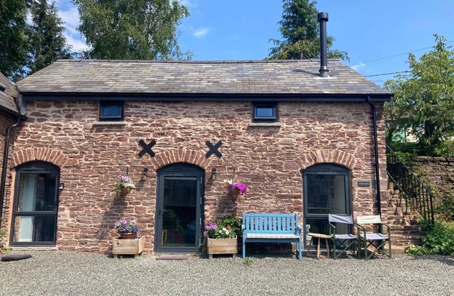 Cosy 2 bed barn in Bannau Brycheiniog national park, with outdoor patio.