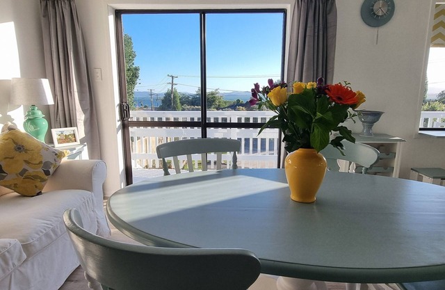 Cosy 3 bedroom apartment in lakeside community. Lake views and open plan living.