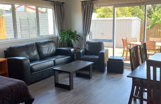 Cosy 3 Bedroom Home Near Lake and Adventure Spots