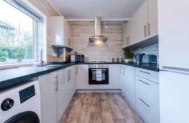 Cosy 3-Bedroom Retreat Steps from City Center