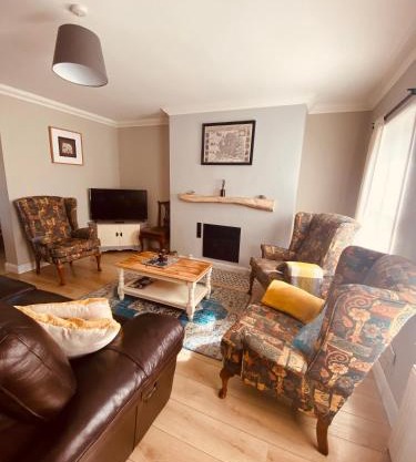Cosy 3 bedroom townhouse with wood pellet stove!