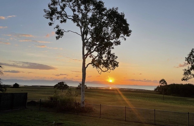 Cosy 4 bedroom retreat on the whitsundays coast Over looking the ocean