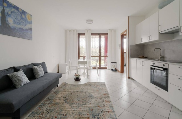 GuestHost - Bright Apartment with garden