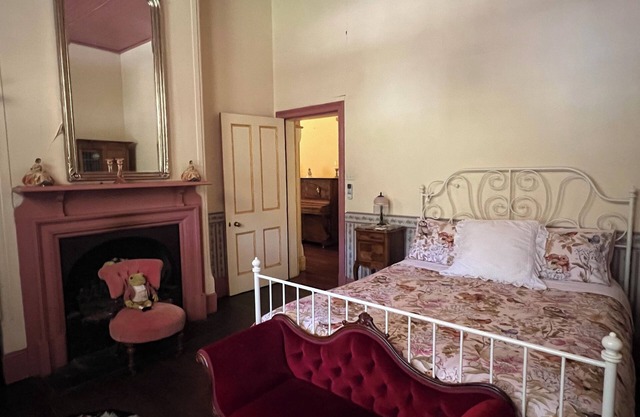 Cosy and comfortable riverside homestead in Bridgetown - sleeps up to 14 guests.
