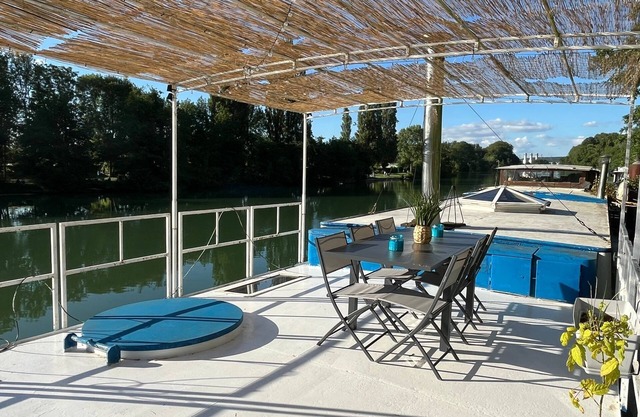 Cosy and convivial houseboat