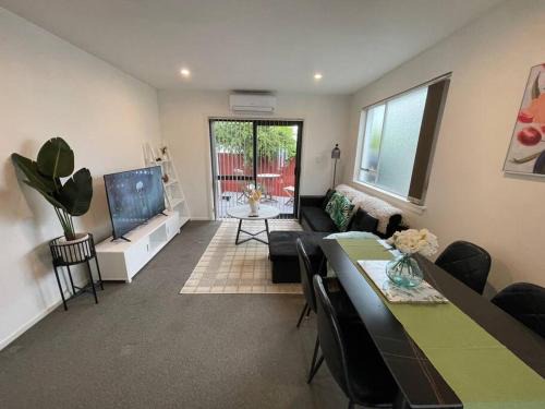 Cosy And Stylish Single Level 2 Bed Home Near CBD