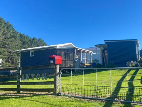 Cosy Aotea Harbour Cottage - water views