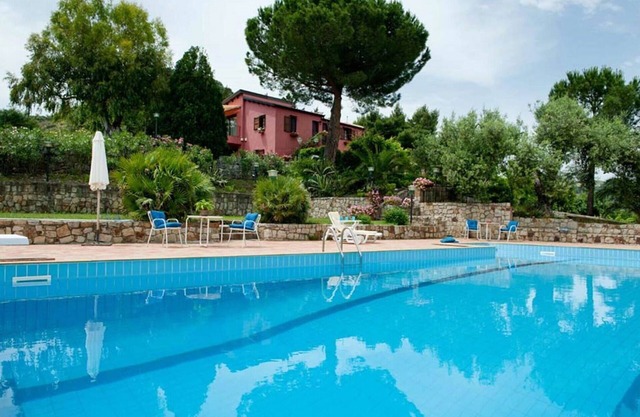 Apartamento en villa con piscina, WIFI, A/C, TV, patio, vista panorámica, cerca de Cefalú