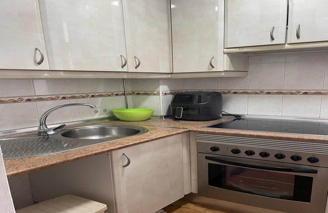 Acogedor apartamento con balcón compartido.