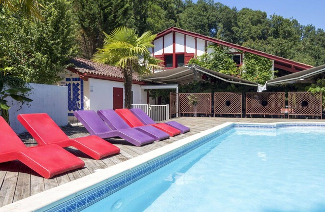 Bonito apartamento para 6 personas con piscina, WIFI, TV, terraza, mascotas permitida y aparcamiento