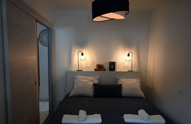 Estudio-Apartamento-Baño con ducha-Vista a la Calle