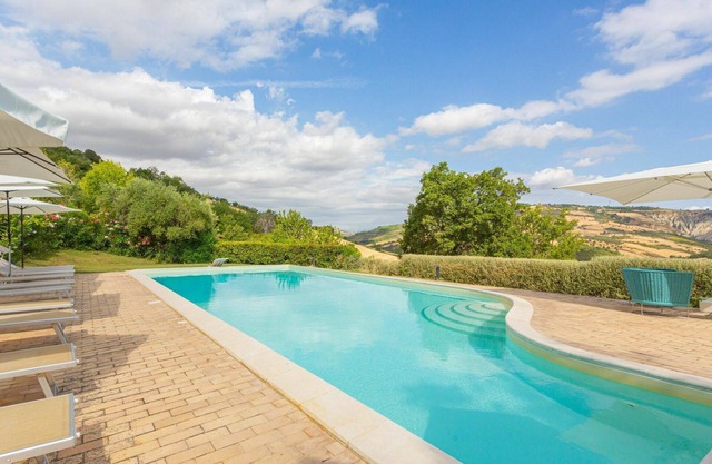 Acogedor apartamento en villa con piscina, WIFI, TV, terraza, mascotas permitida y aparcamiento