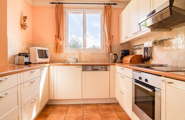 Cosy apartment for 6 guests with WIFI, pool, TV, terrace, pets allowed and parking