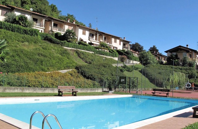 Acogedor apartamento para 4 personas con piscina, TV, balcón y aparcamiento