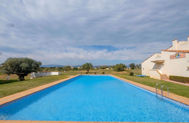 Bonito apartamento para 4 personas con A/C, piscina, WIFI, TV, balcón y aparcamiento