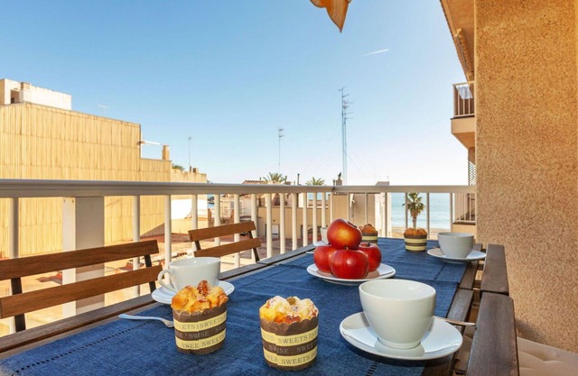 Hermoso apartamento para 4 personas con WIFI, A/C, TV, terraza y aparcamiento