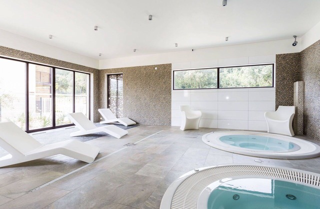 Hermoso apartamento con A/C, WIFI, piscina, jacuzzi, TV, balcón, mascotas permitida y aparcamiento