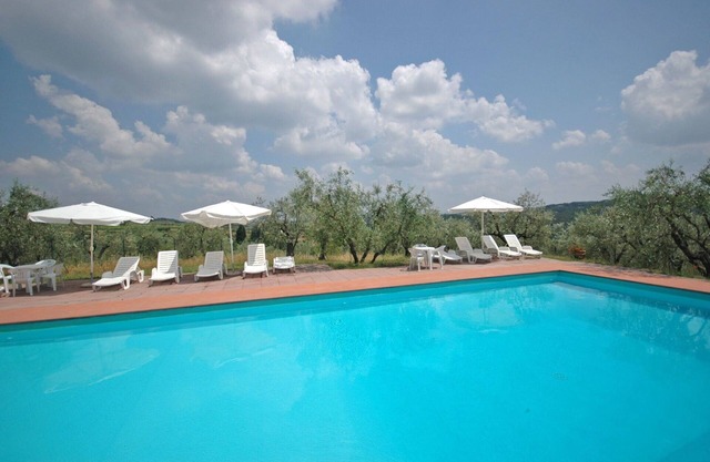Acogedor apartamento para 4 personas con WIFI, piscina, TV y aparcamiento, cerca de Florencia
