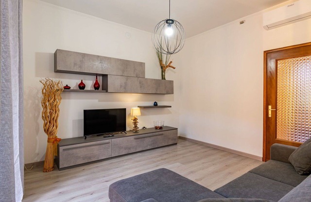 Hermoso apartamento para 5 personas con WIFI, A/C, balcón y aparcamiento