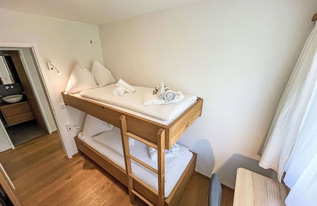 Hermoso apartamento con piscina, WIFI, TV, balcón, vista panorámica y aparcamiento