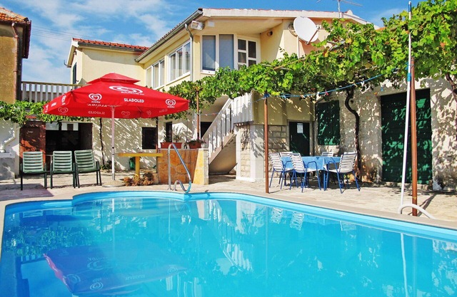 Hermoso apartamento con WIFI, piscina privada, A/C, TV, terraza, mascotas permitida y aparcamiento