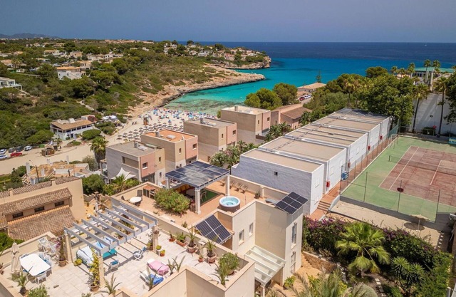 Acogedor apartamento con piscina, bañera de hidromasaje, A/C, TV, terraza y aparcamiento