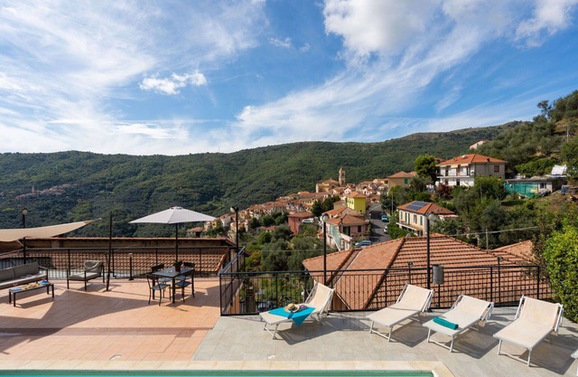 Bonito apartamento para 2 personas con piscina, WIFI, TV, patio, vista panorámica y aparcamiento