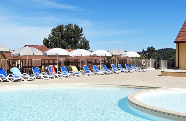 Hermoso apartamento en villa con piscina, WIFI, TV, terraza, mascotas permitida y aparcamiento
