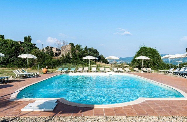 Hermoso apartamento en villa con WIFI, piscina, TV, patio, mascotas permitida y aparcamiento