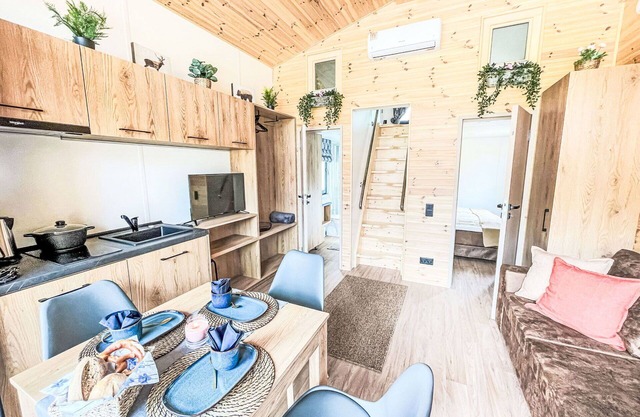 Acogedor apartamento en villa con A/C, TV, terraza, mascotas permitida y aparcamiento