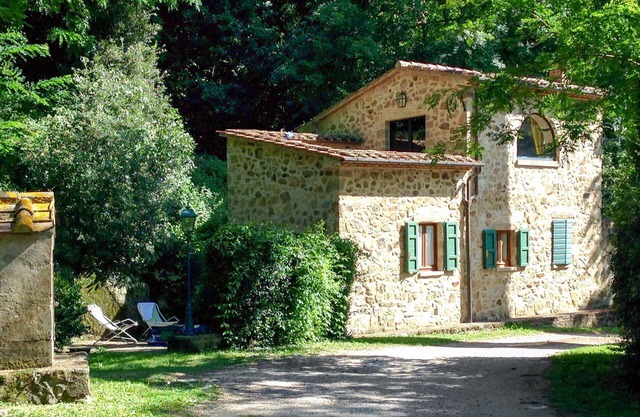 Bonito apartamento en villa con piscina, WIFI, TV, patio, mascotas permitida y aparcamiento