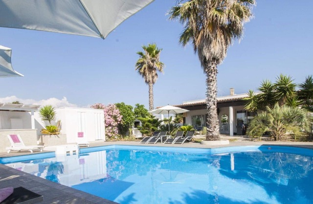 Bonito apartamento en villa para 8 personas con piscina, A/C, WIFI, TV, patio y mascotas permitida