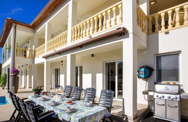 Apartamento en villa con piscina privada, WIFI, A/C, TV, patio, vista panorámica, aparcamiento