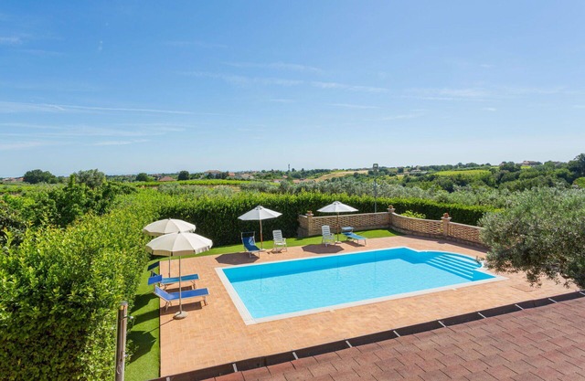 Precioso apartamento en villa con WIFI, piscina, TV, terraza, mascotas permitida y aparcamiento