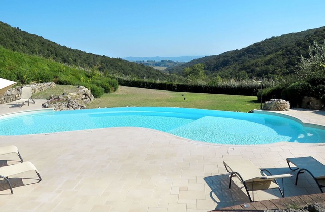 Cosy apartment in villa for 4 guests with pool, WIFI, TV, patio, pets allowed and parking