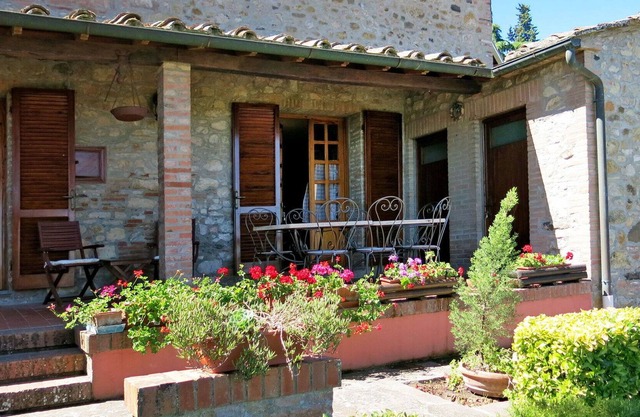 Cosy apartment in villa with WIFI, pool, TV, terrace, pets allowed, panoramic view and parking